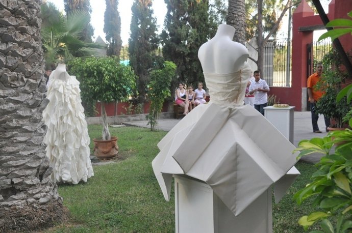 Algunos modelos de la exposición de alta costura