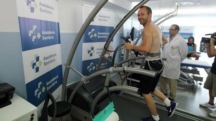 El Jugador Del FC Barcelona Andrés Iniesta En Revisión Médica