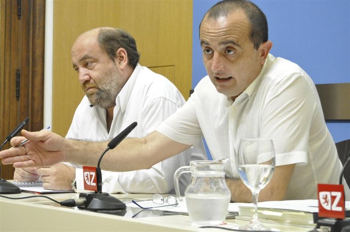 Los concejales de IU-Zaragoza José Manuel Alonso y Raúl Ariza. 