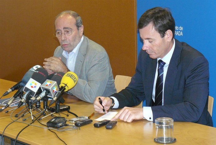 Tomás Gómez y el alcalde de Fuenlabrada, Manuel Robles, en rueda de prensa