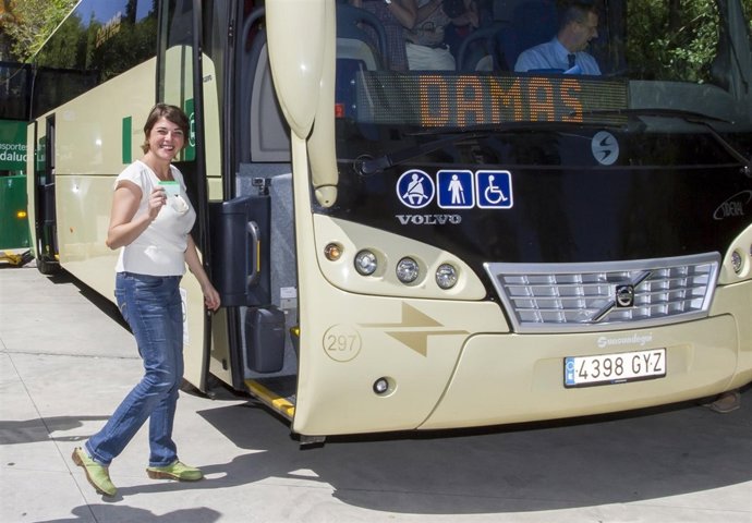 La consejera de Fomento y Vivienda, Elena Cortés, en Huelva. 