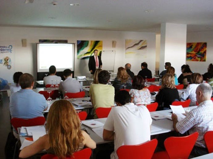 Empresas andaluzas recibiendo formación de venta en internet
