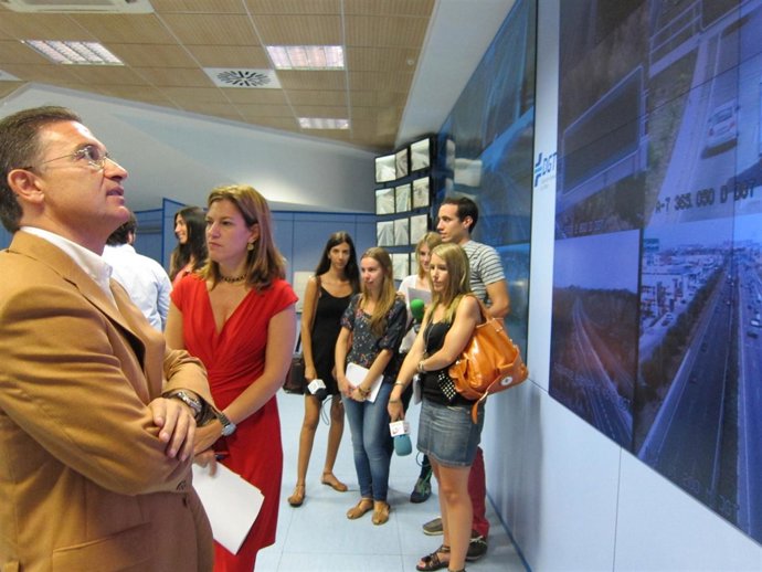 Sánchez De León Y Castellano Ante Los Paneles De Tráfico