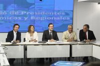 Rajoy y los 'barones' del PP posan en una foto de familia para lanzar un mensaje de unidad frente a los ajustes