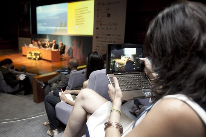 Las mujeres canarias usan más Internet que los hombres