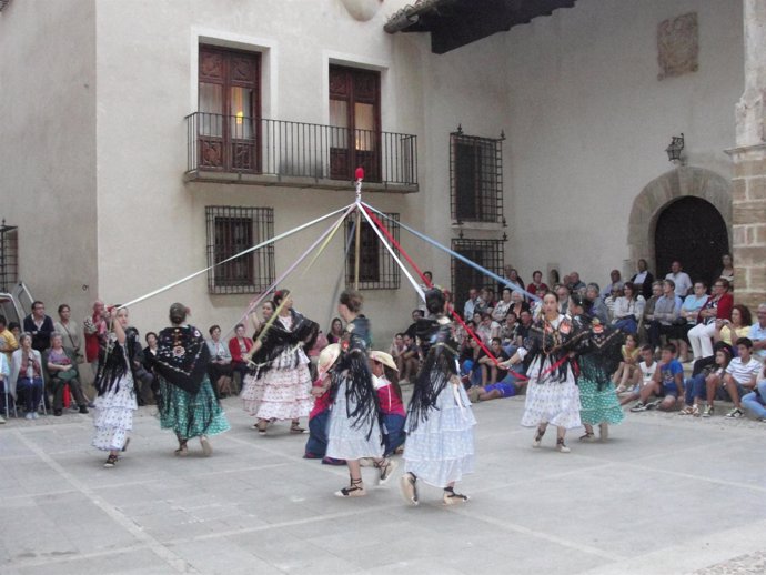 Uno de los bailes en la plaza 