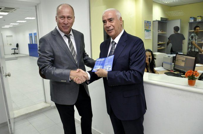 El consejero de Cultura y Deporte recoge su carné de abonado del Málaga CF