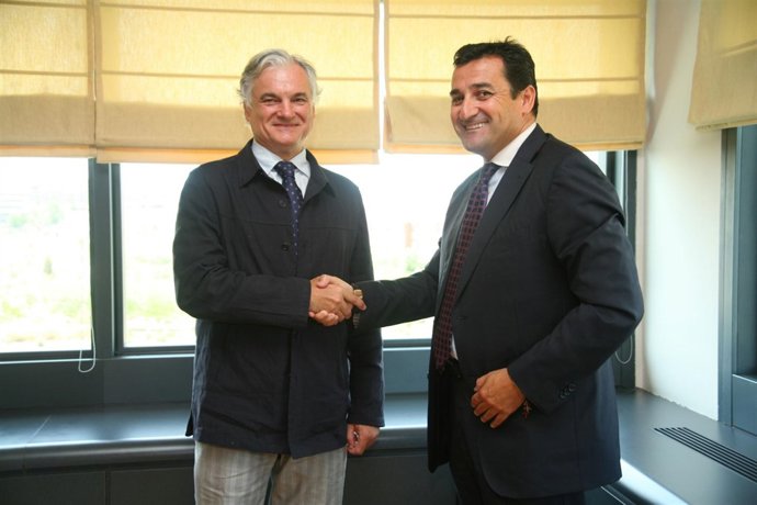 El director gerente de la Cámara de Comercio de Madrid,  Miguel Garrido (a la iz