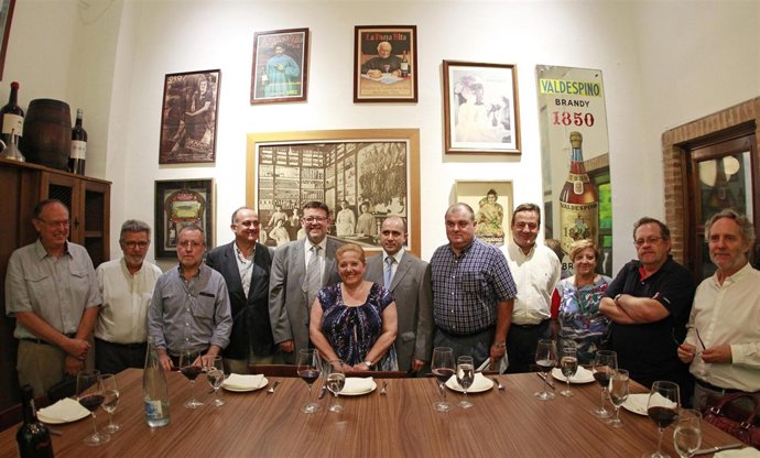 Puig Y Calabuig Junto A Miembros De Colectivos De El Cabanyal