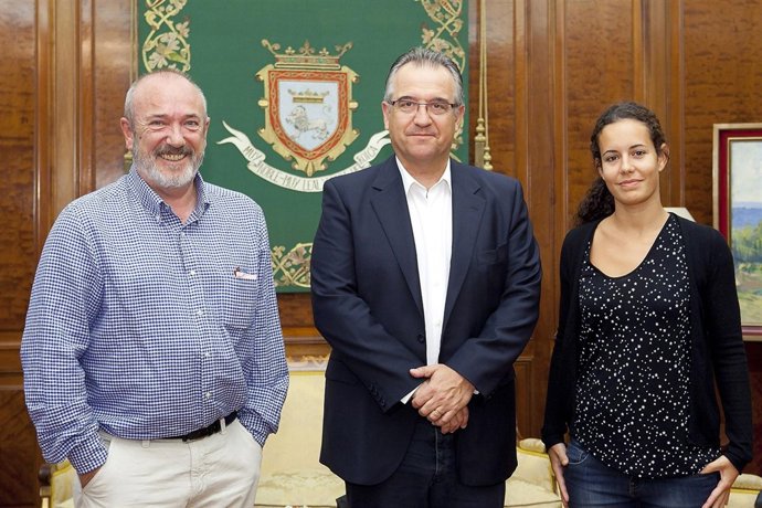 Enrique Maya recibe al director gerente del INAAC, Koldo Lasa.