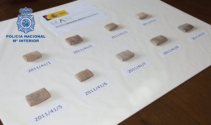 Policía entrega nueve tablillas cuneiformes