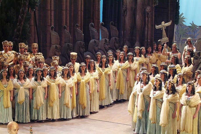 El coro del Liceu en la ópera 'Aida'
