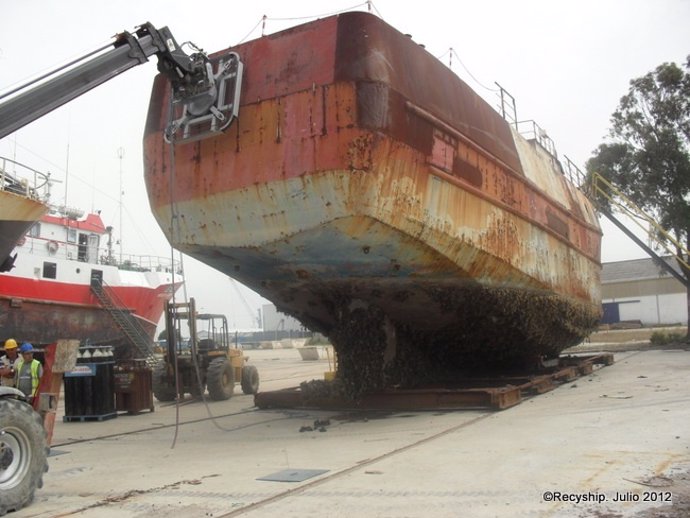 Reciclauto Navarra inicia la descontaminación de barcos en Portugal.