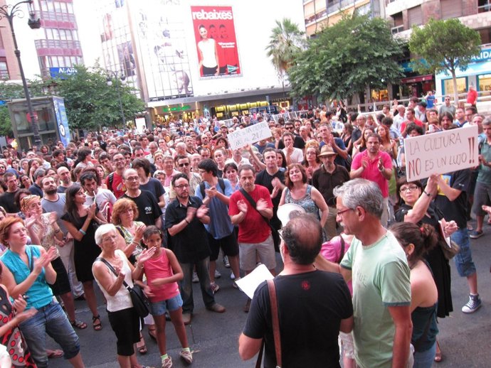Durante Una Concentración Contra El Aumento Del IVA Cultural