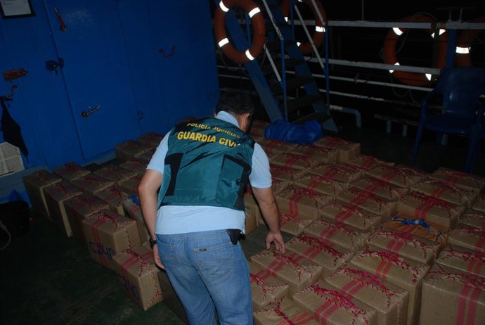 La Guardia Civil Detiene A Cinco Personas Y Se Incauta De 2.200 Kilos De Hachís