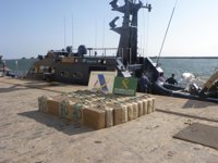 Dos detenidos tras incautar 1.500 kilos de hachís en una embarcación en el mar