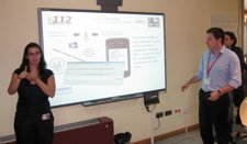 Responsables del 112 muestran el nuevo sistema de aviso para sordos