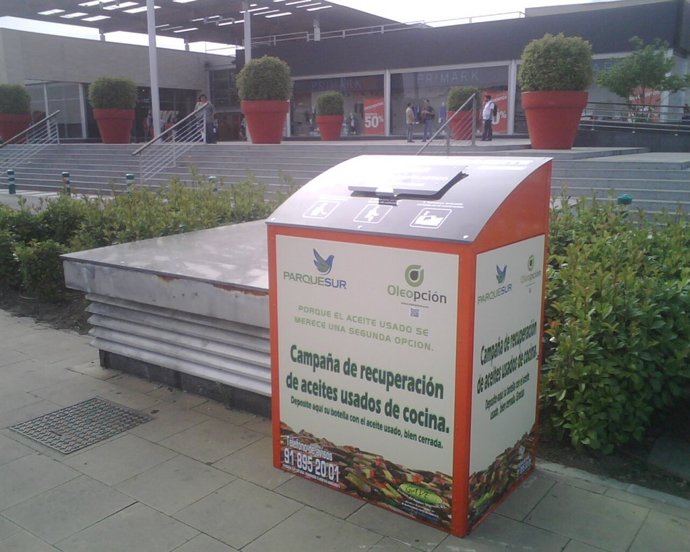 Contenedor Recuperación Aceite En El Centro Comercial Parquesur (Madrid)