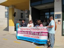 Afectados por preferentes concentrados ante el Instituto Galego de Consumo