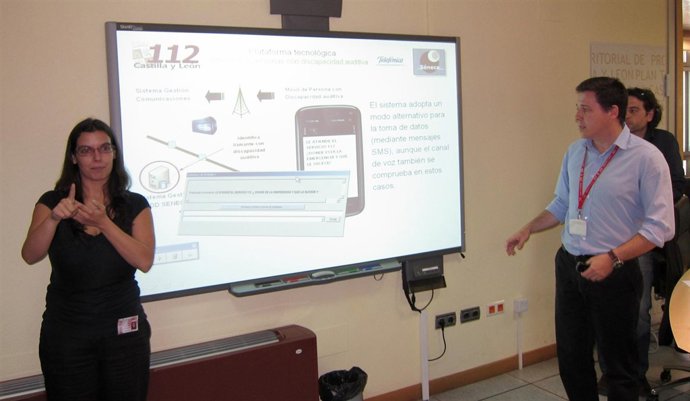 Responsables del 112 muestran el nuevo sistema de aviso para sordos