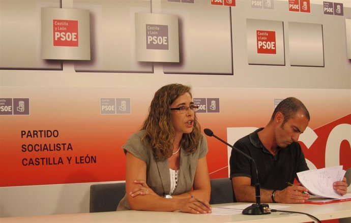 La parlamentaria Ana Muñoz de la Peña junto a Julio López