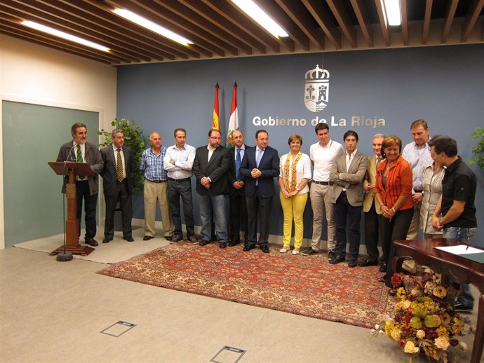 Firma convenios con ayuntamientos de más de 2000 habitantes