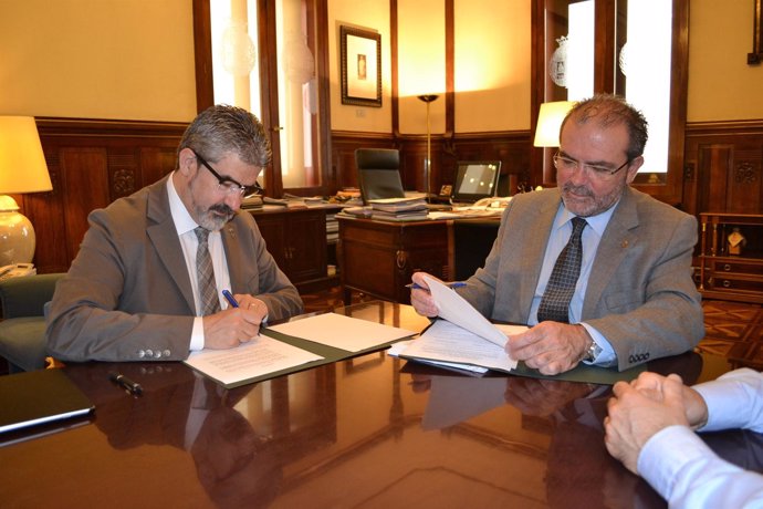 Joan Reñé y Josep Maria Roigé firman el convenio de colaboración