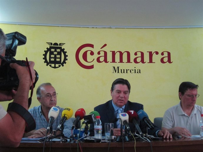 El Presidente del Scrats, José Manuel Claver (centro) en rueda de prensa