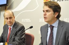 Los consejeros Roberto Bermúdez de Castro (dcha.) y Fernández de Alarcón (izda.)