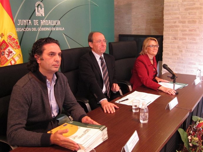 Javier Fernández, a la izquierda, junto a José Juan Díaz Trillo y Carmen Tovar