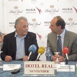 Zubin Metah con el presidente de Cantabria