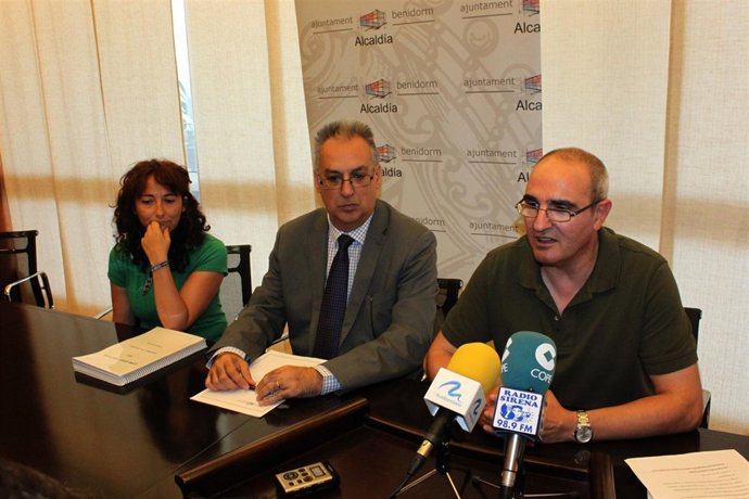 El alcalde de Benidorm, en el centro, hace balance del Low Cost 2012