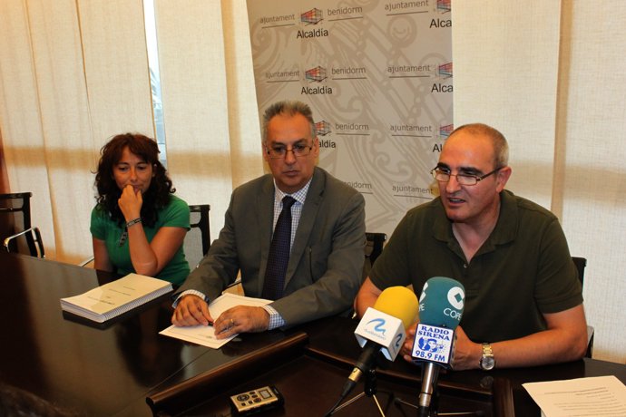 El alcalde de Benidorm, en el centro, hace balance del Low Cost 2012