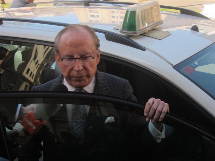 Ruiz-Mateos Saliendo De Un Taxi En Palma