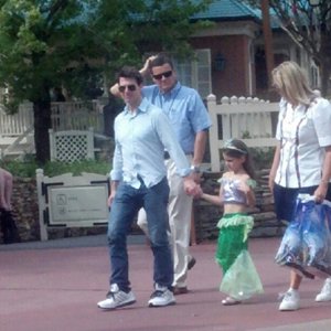 Tom Cruise y su hija pasean por Disney World.