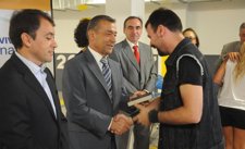 Paulino Rivero entrega las llaves de su vivienda a un propietario