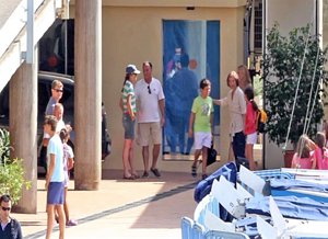 Reina Sofía acompañando a sus nietos a clases de vela