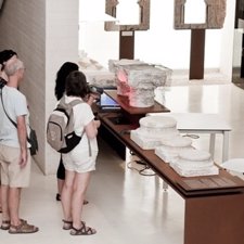 Visitantes observando piezas del período califal 
