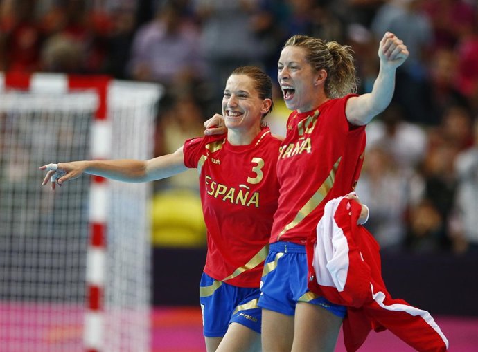 España muestra su poderío y se impone a Dinamarca