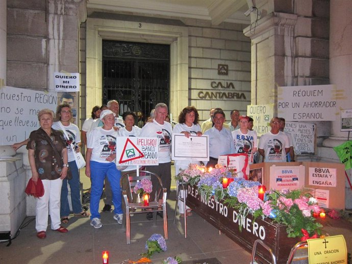 Velatorio afectados por las preferentes de Caja Cantabria, con Revilla 