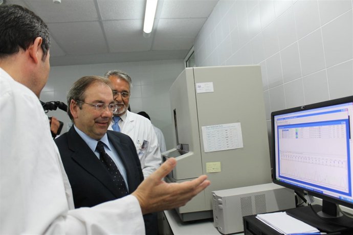 El Conseller Luis Rosado En La Viista Al Hospital De La Ribera