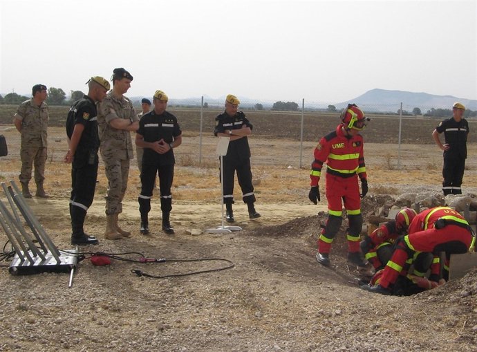 El Príncipe, durante su visita al II Batallón de Intervención de la UME