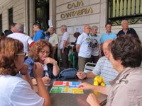 Afectados por preferentes escenifican con la ruleta y el parchís cómo los bancos "han jugado con nuestro dinero"