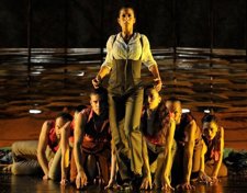 La coreógrafa Maria Rovira en la obra 'De Carmen. Ballant a la sorra'