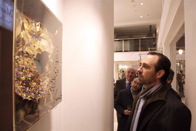 José Ramón Bauzá Visitando Una Galería