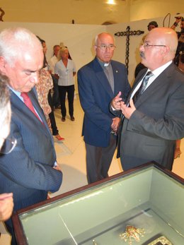 Luciano Alonso Visitando La Exposición Sobre Arte Cofrade En El Museo De Cádiz