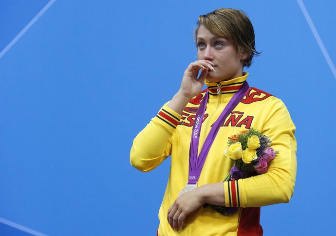 Mireia Belmonte en el podio tras su plata en los 200 mariposa