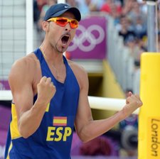 Pablo Herrera celebra triunfo Voley Playa