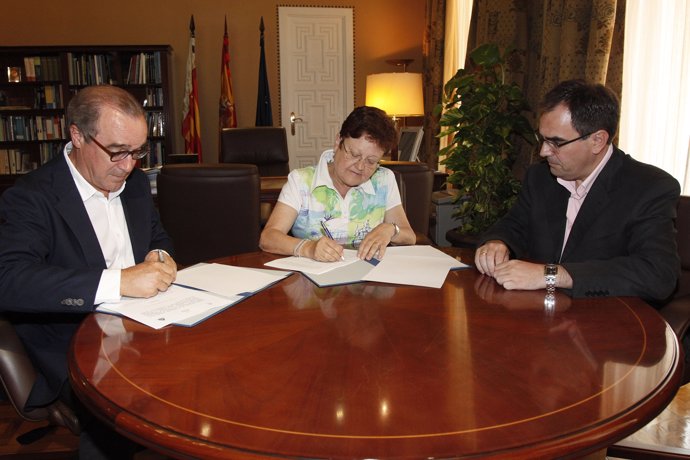 Firma del convenio entre la Diputación de Alicante y la patronal Hosbec