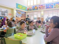 Padres de alumnos ven "excesivo" cobrar hasta 3 euros por comer de 'tupper'